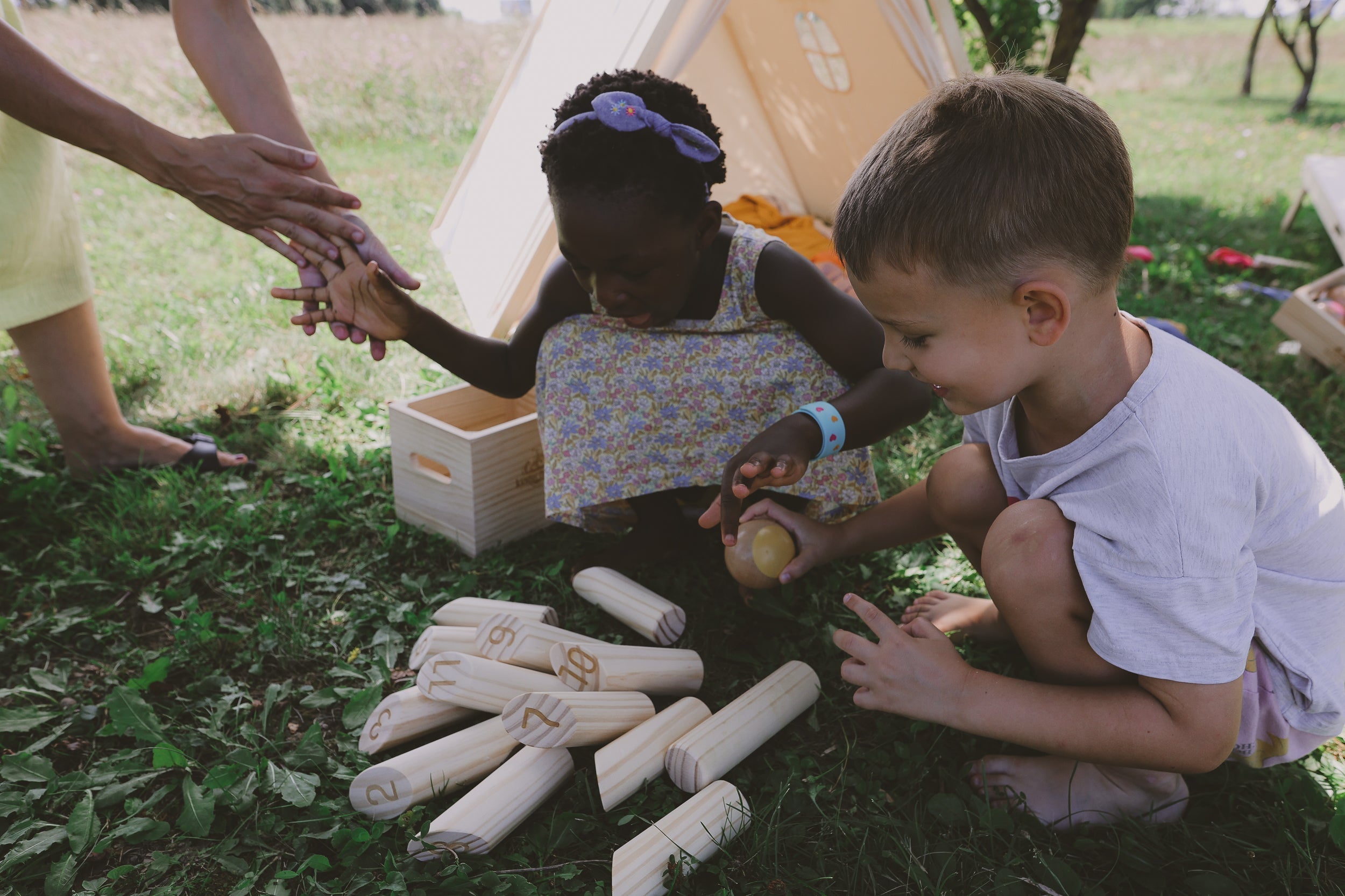 Kinderfeets Kinderfeets Skittle Sticks: Ein Spiel der Liebe und Geschicklichkeit im eigenen Garten! 💕🎳🌿