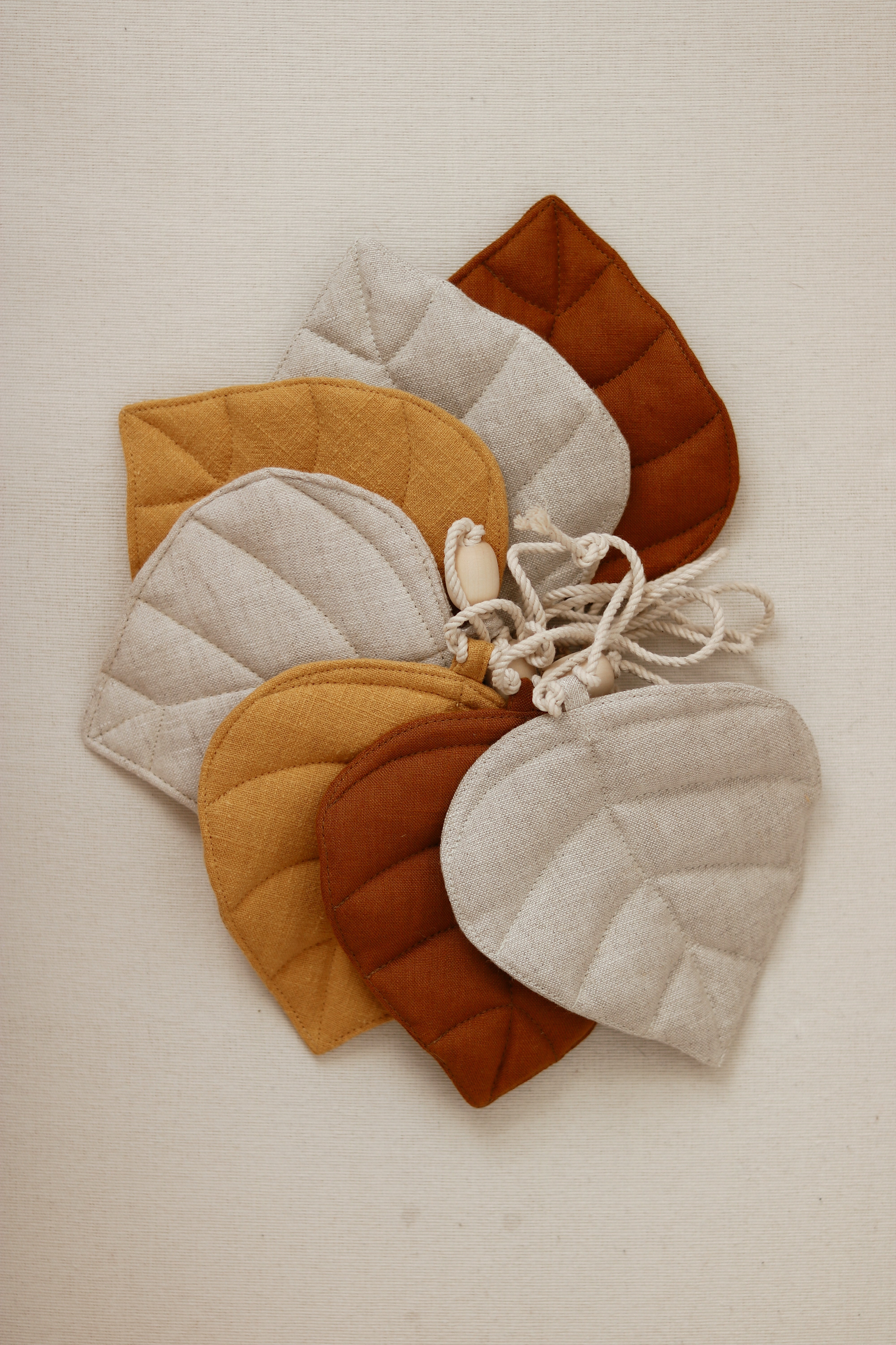 moimili MoiMili „Ocker“-Leinengirlande mit Blättern – Beige, Braun, Orange