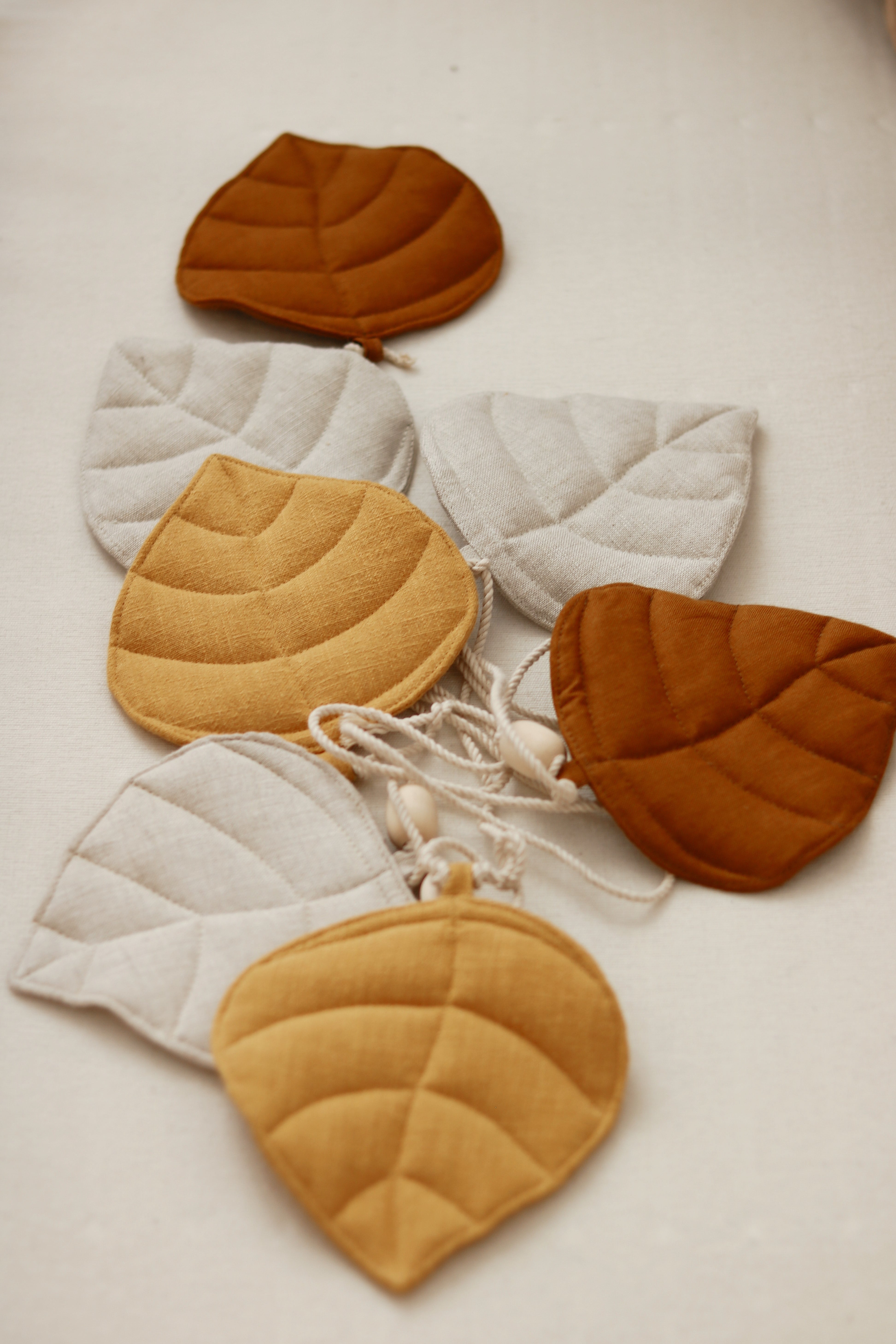 moimili MoiMili „Ocker“-Leinengirlande mit Blättern – Beige, Braun, Orange