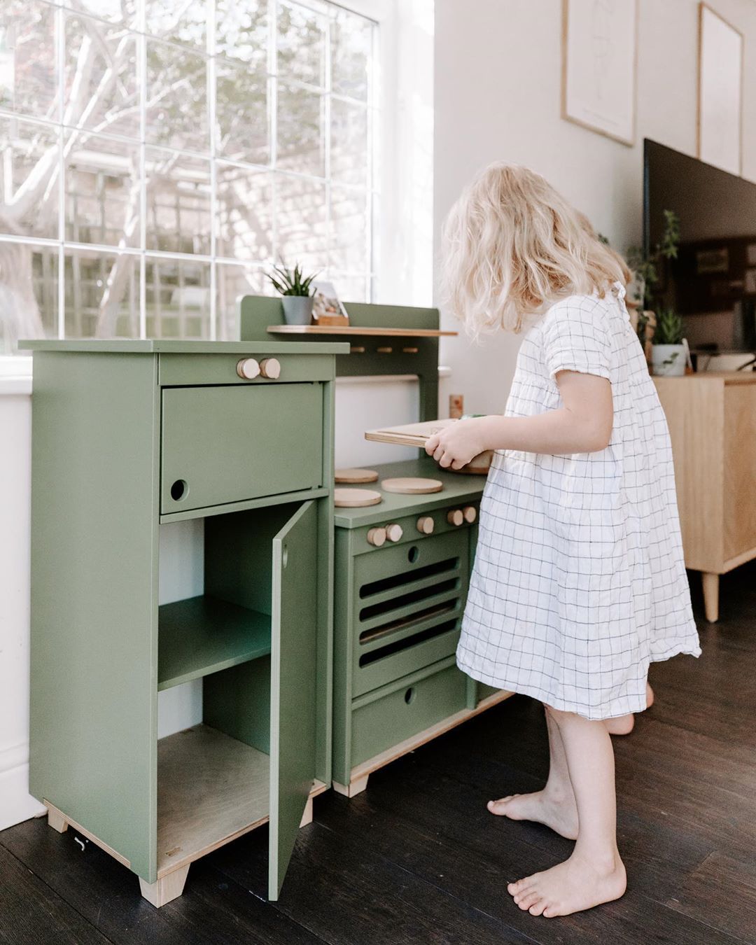 Midmini Kinderzimmermöbel: Dusty Green Plyholz-Spielkühlschrank - Perfekt für kleine Köche