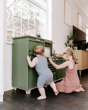 Midmini Kinderzimmermöbel: Dusty Pink Plyholz-Spielkühlschrank - Baby-Spielzeug zum Spielen und Entdecken