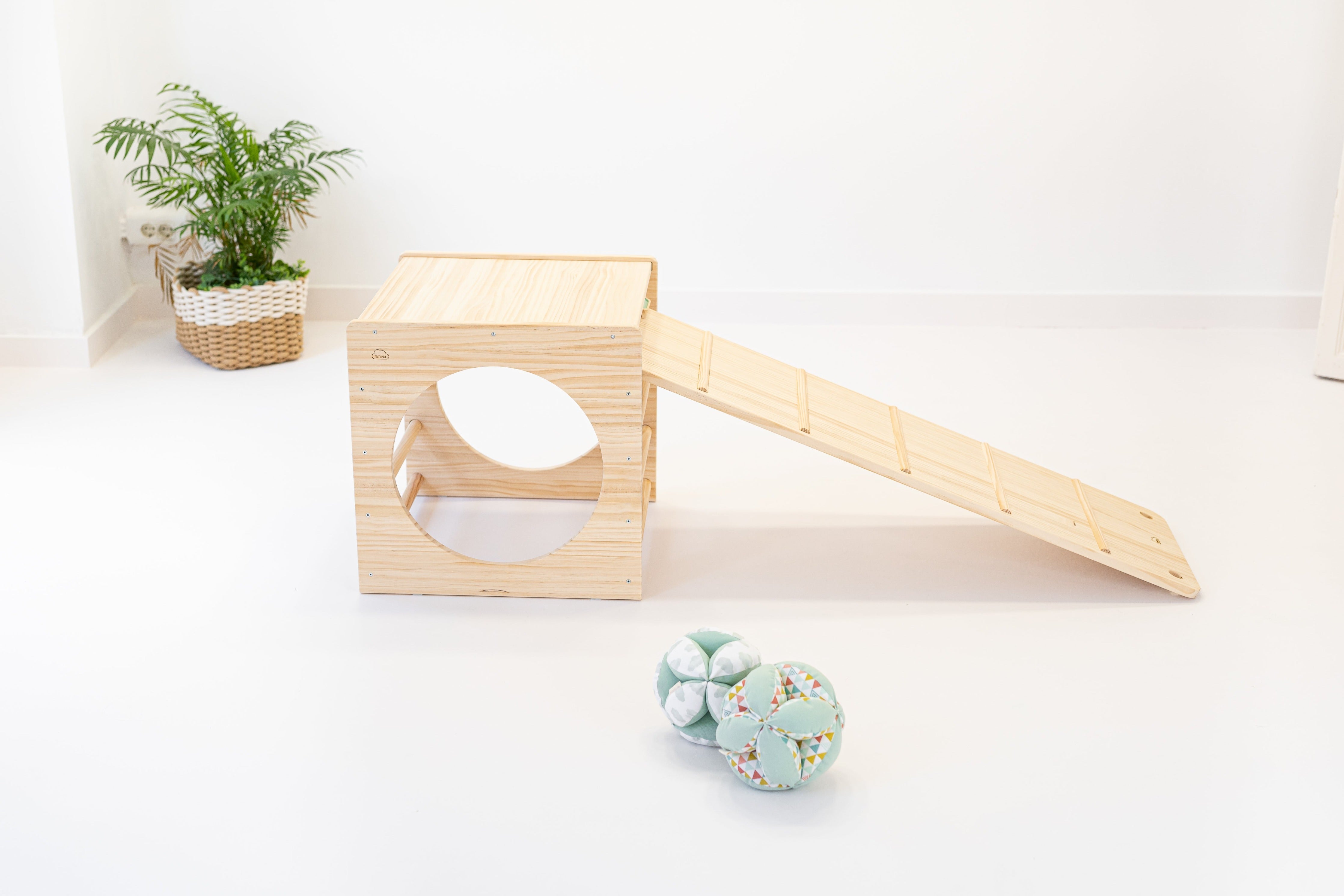 minipiu PACK · Pikler: Cubo + Rampa Inspiration für Kinder - Ein Paket mit einem Cubo und einer Rampa für unbeschwerten Spielspaß im pikler-inspirierten Design