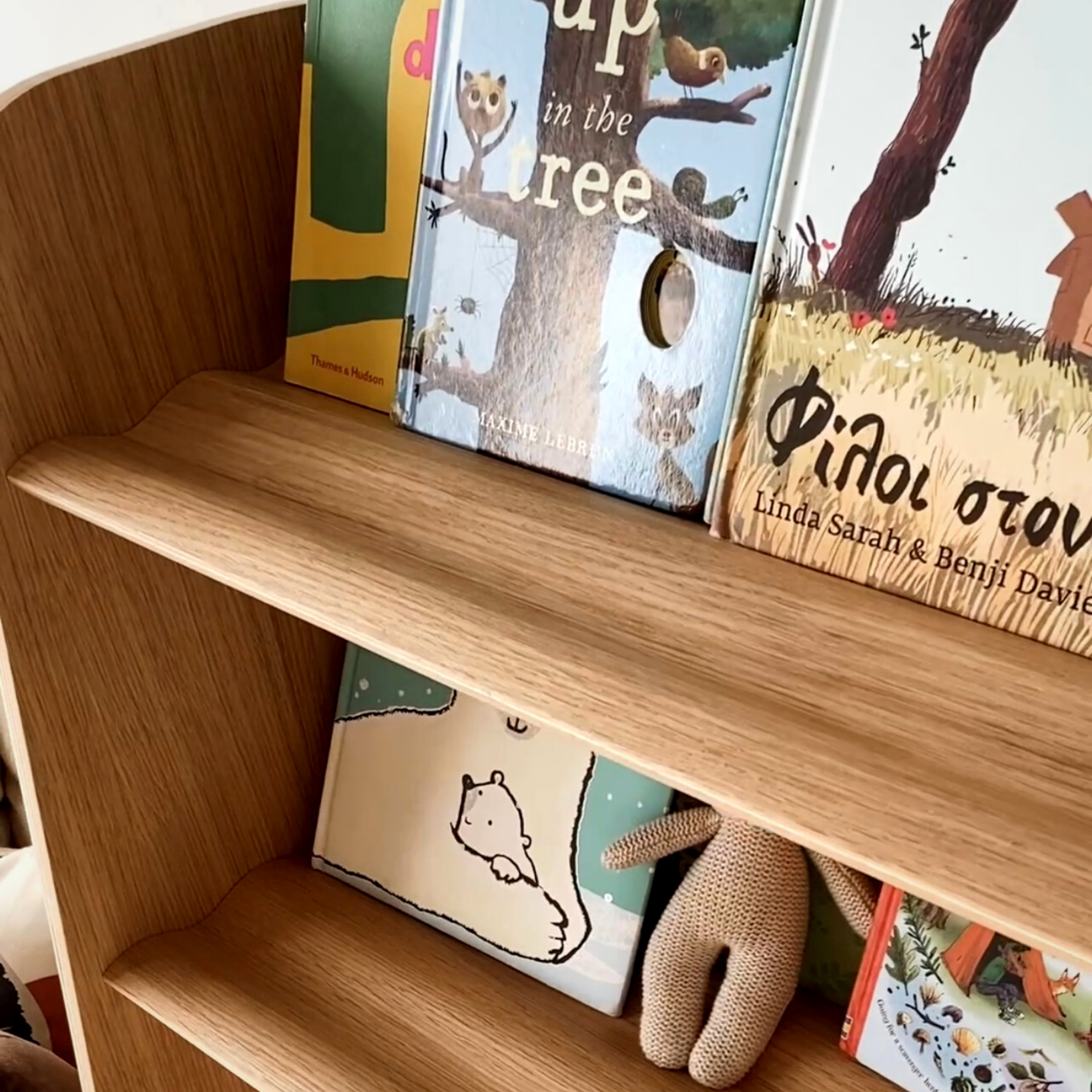 Kinderboekenkast geïnspireerd door Montessori, FSC-beukenhout, veilige verf, vanaf 1 jaar, gebogen ontwerp.