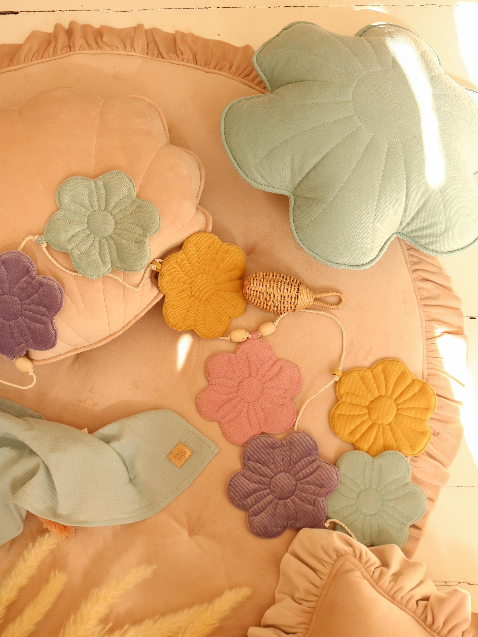 moimili Samtblütenkissen "Minze" - Kissen mit Blumenmuster in Mintgrün