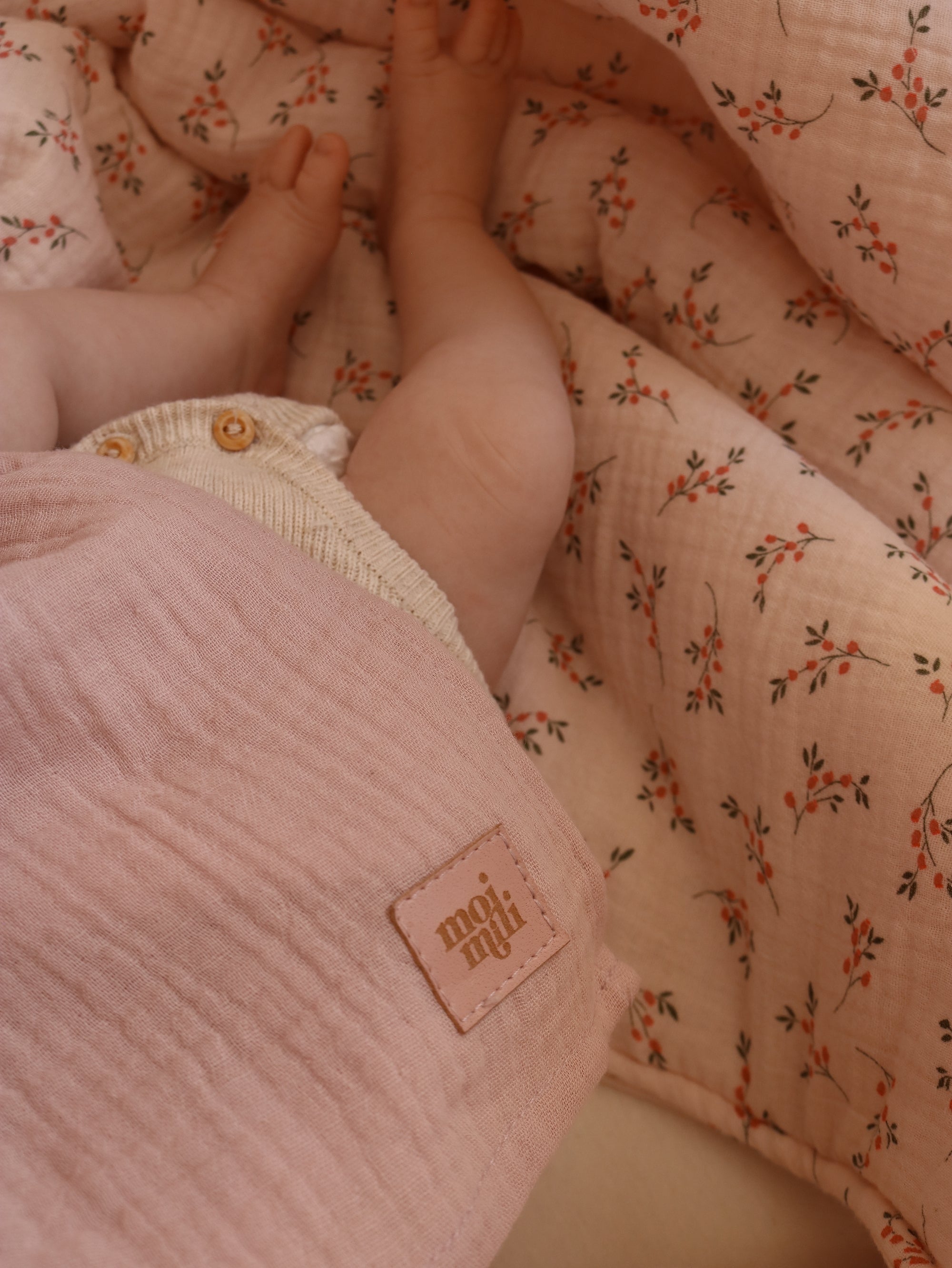moimili Musselin Baby Wickeldecke "Baby Pink" - Eine kuschelige Swaddle Decke in der Farbe Baby Pink für glückliche Babys