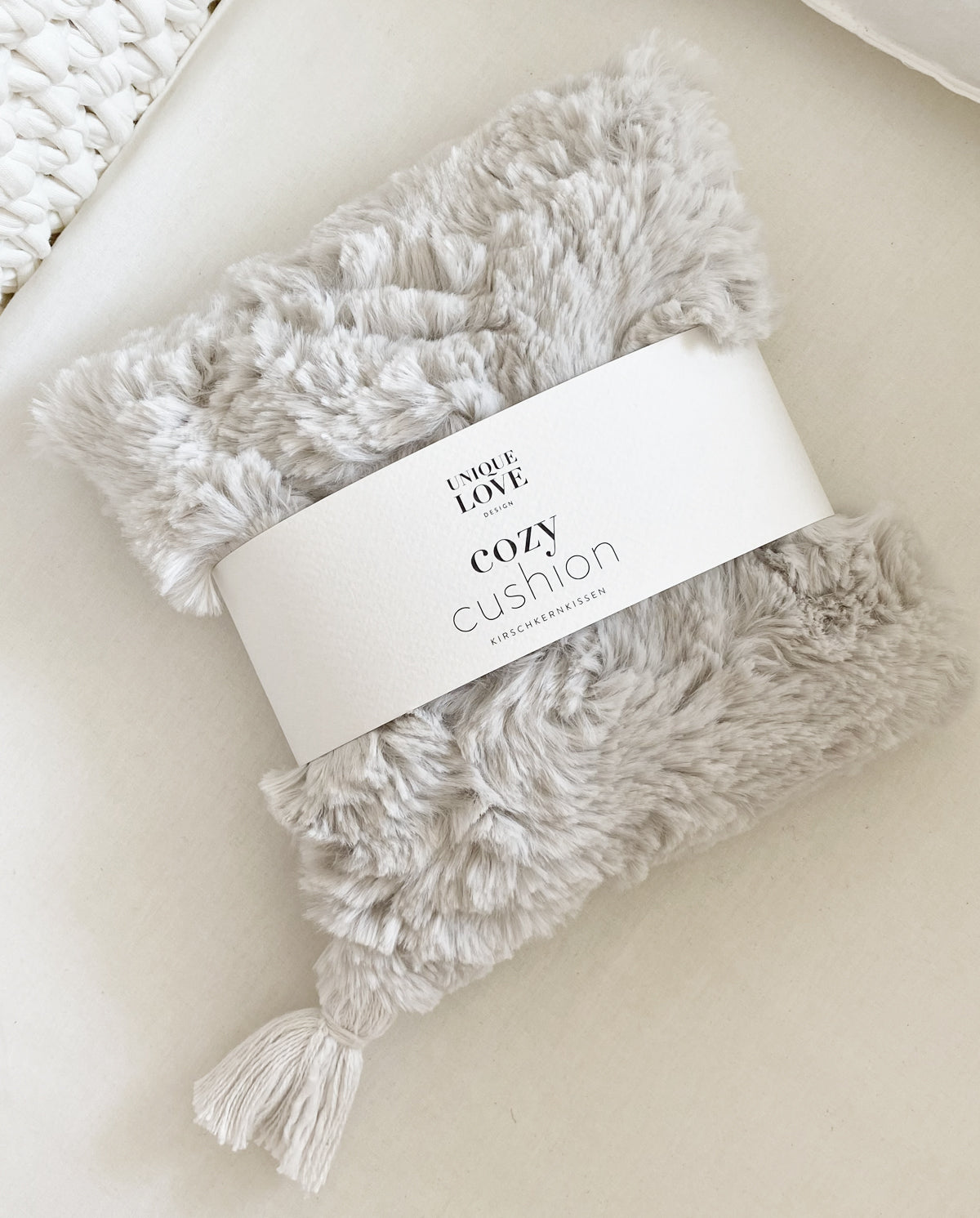 UNIQUE LOVE Kirschkernkissen - Kuscheliges weißes Kissen zum Entspannen - Gemütliches Kissen für Ruhe und Entspannung