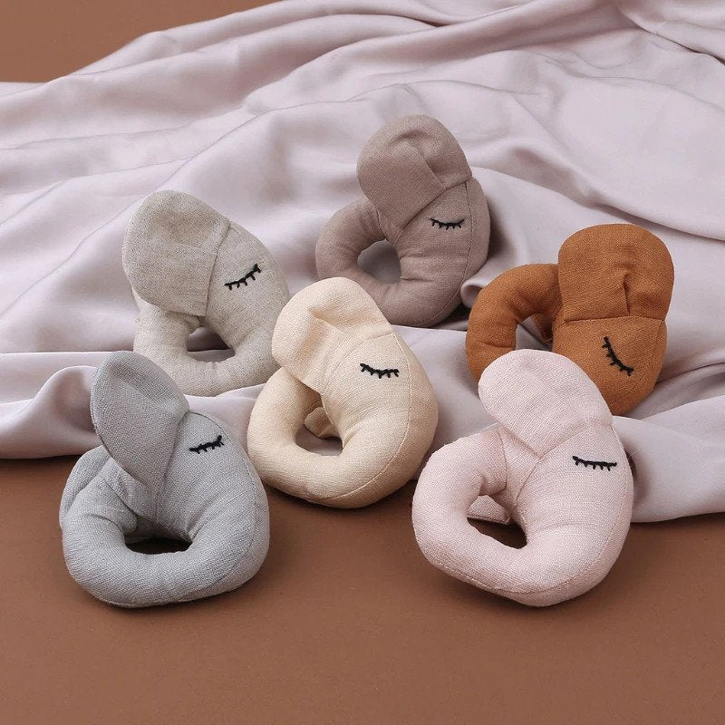 Annie & Charles Annie & Charles® Babyrassel Elefant aus Bio-Baumwolle - Accessoires für Babys.