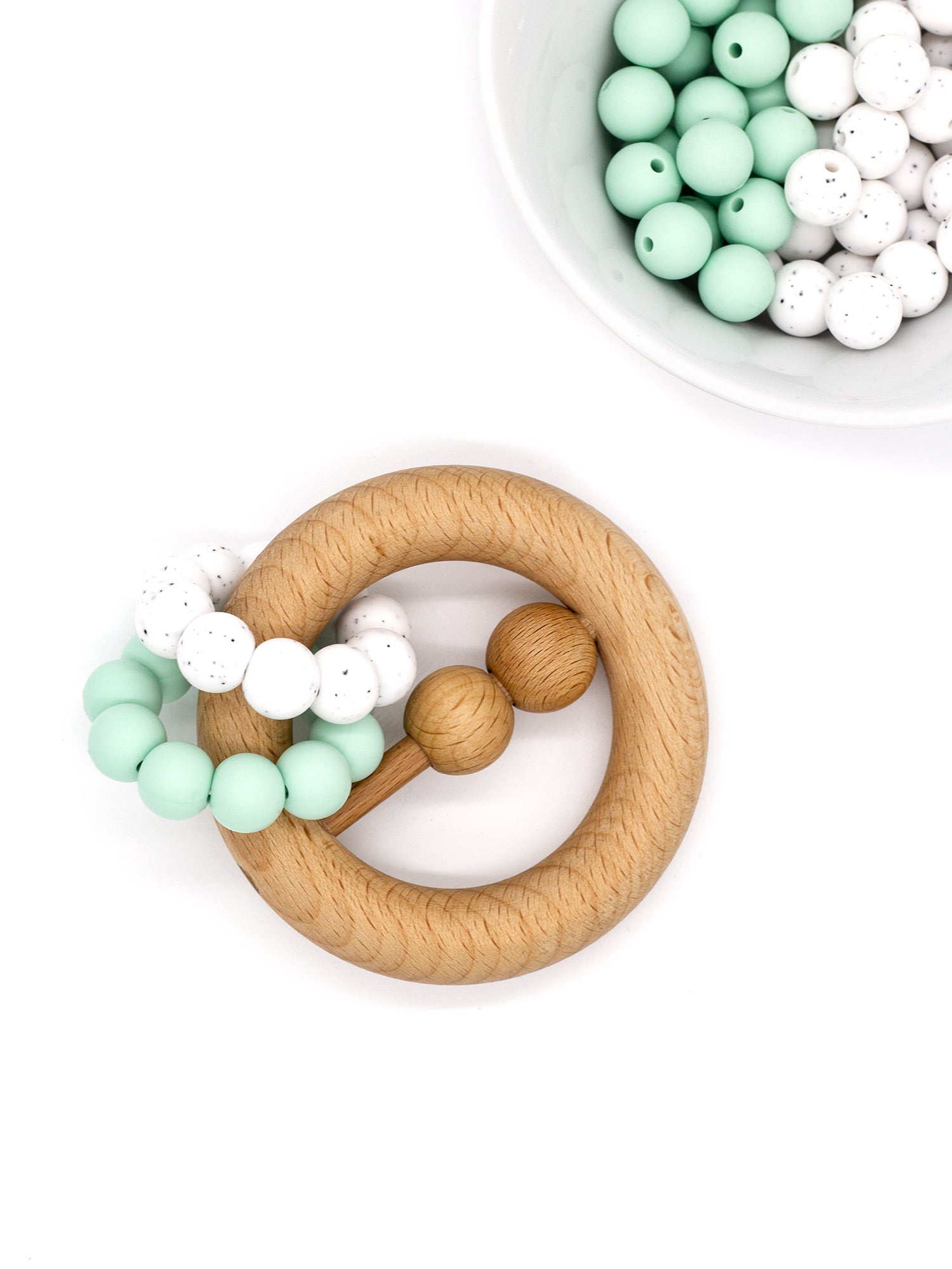 Kristin Weiss Manufaktur Beißring Rattle || Greifling Dotted mint